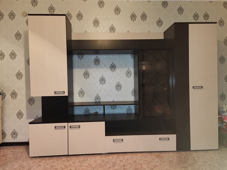 Стенка б/у в хорошем состоянии