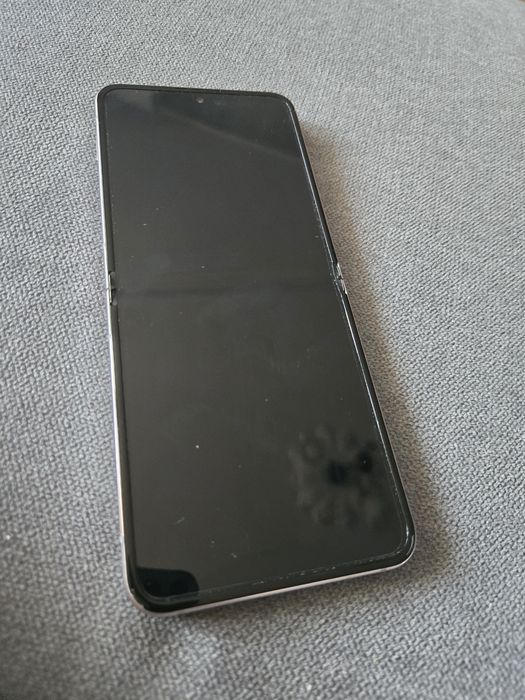 Телефон Samsung Galaxy Z Flip 5 за ремонт или за части.