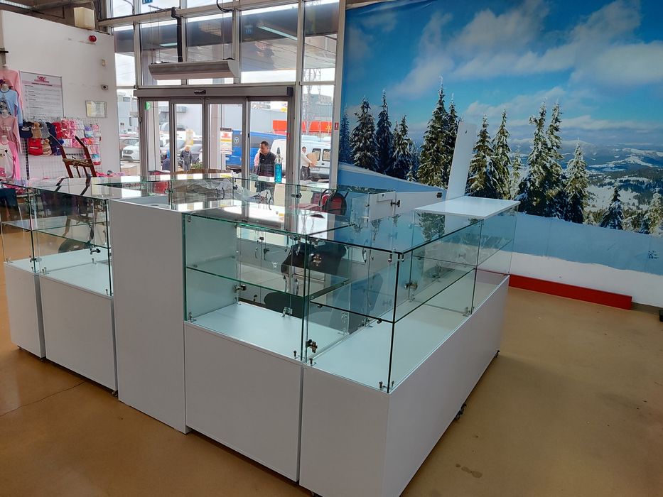 Vitrine expoziționale pentru magazine muzee, bijuterii, parfumerii,GSM – producator