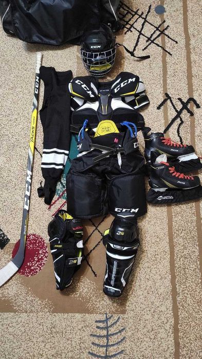 Полный комплект для юного хоккеиста.