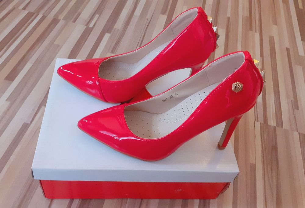 Продавам - Дамски лачени елегантни, червени обувки - 35 номер
