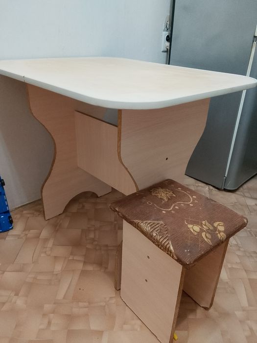 Продам сто и 4 стула