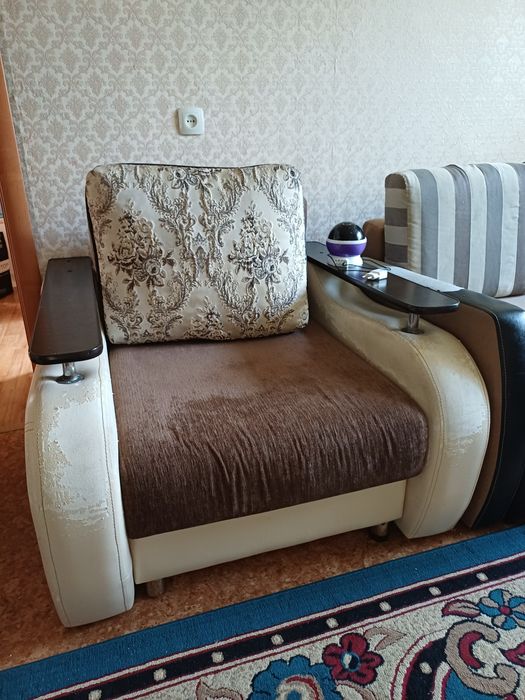 Продам мини-диван с пуфиком