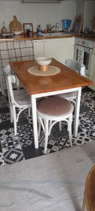 Трапезна маса и столове