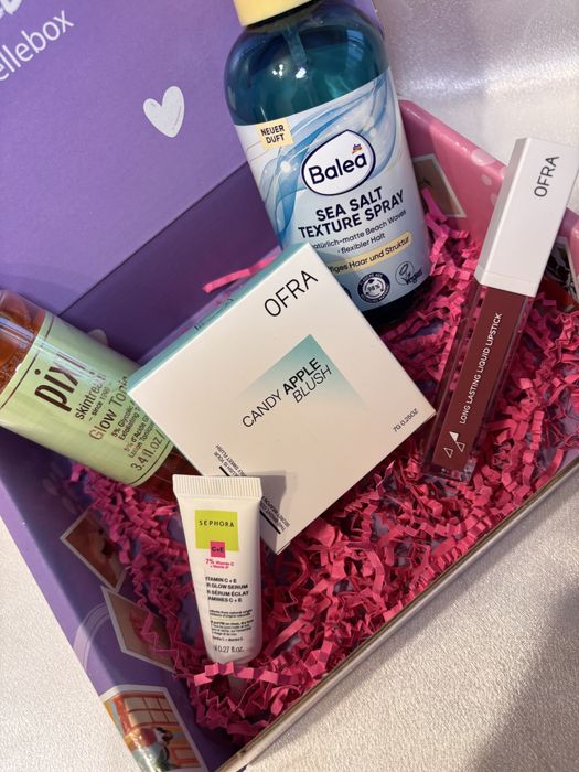 Козметика. Кутия с висококачествена козметика.