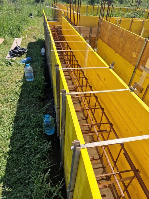 Închiriez panouri doka și tot sistemul de prindere Și popii metalici și schelă metalică și schelă pe roti mobilă