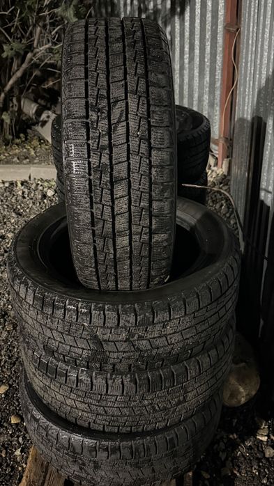 Продам комплект зимних шин 215/55/17