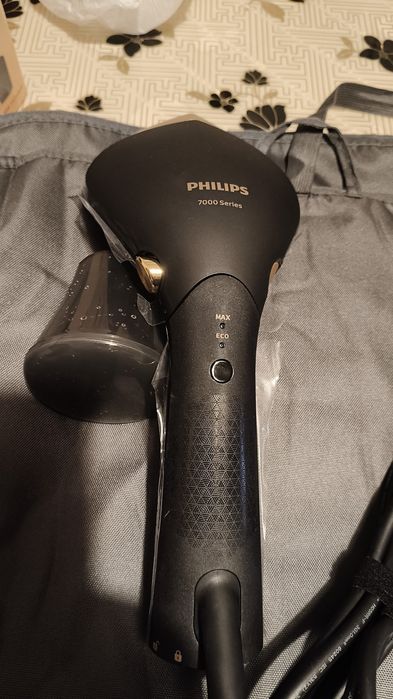 Aparat de calcat vertical cu aburi  Philips  serie 7000