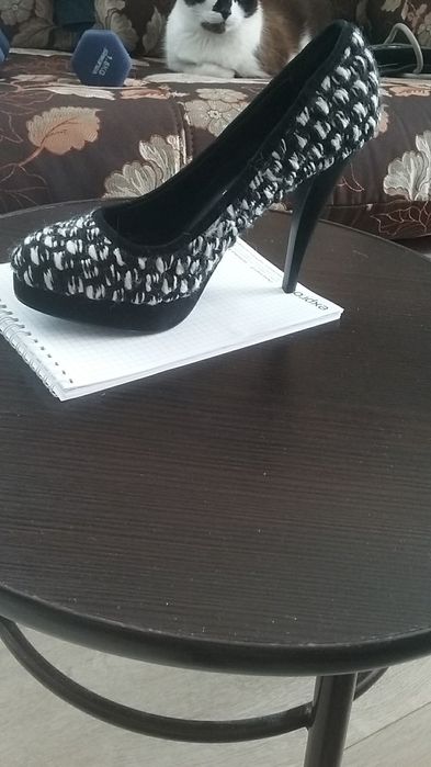 Продам  новые  туфли 37  размер