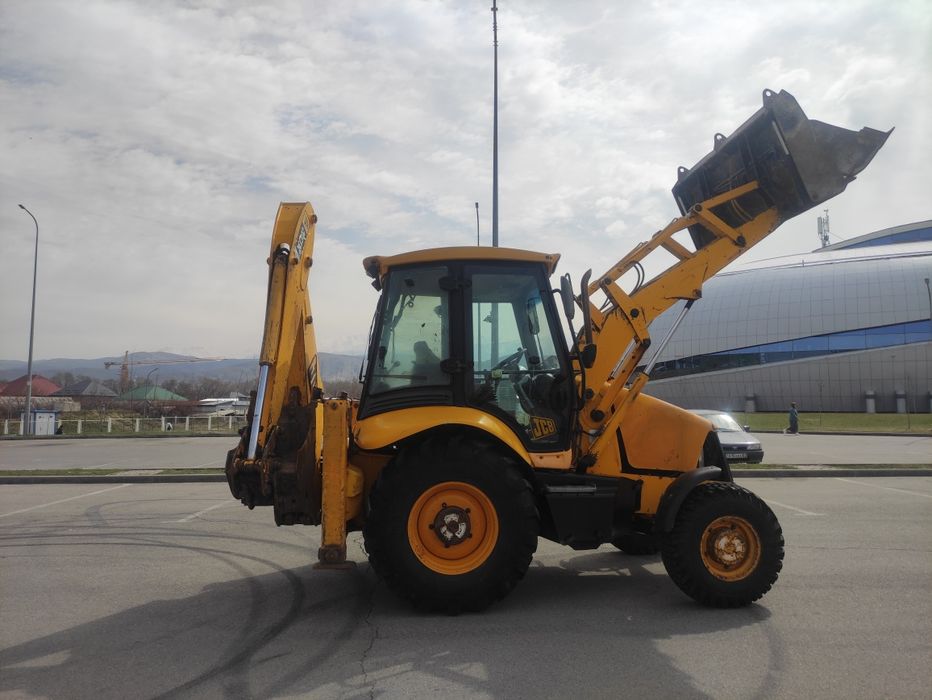 Трактор. Экскаватор погрузчик JCB 3CX.