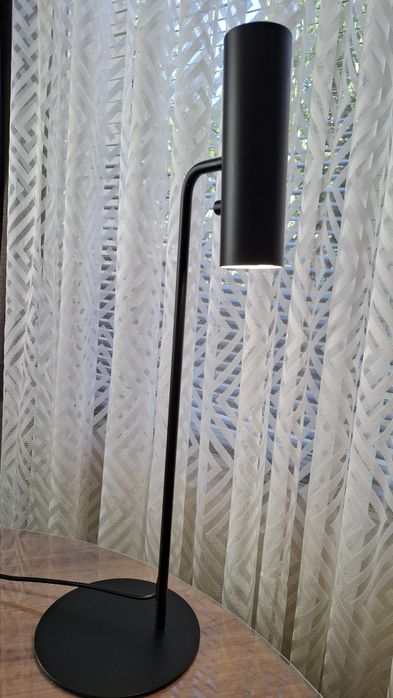 Настолна лампа с насочено осветление