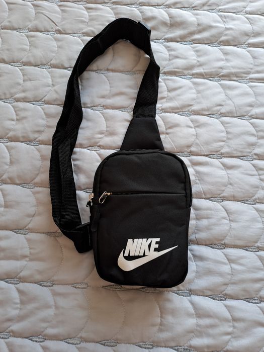 Чанта през гърди и рамо