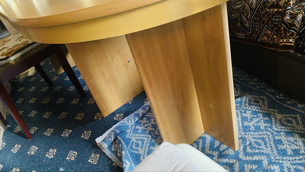 Masă lemn masiv +sase scaune piele