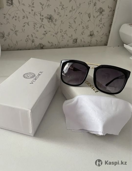 Очки солнцезащитные