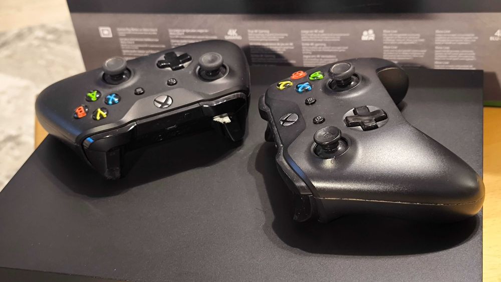 Xbox One X 1 Tb impecabil / 2 controlere / 19 jocuri
