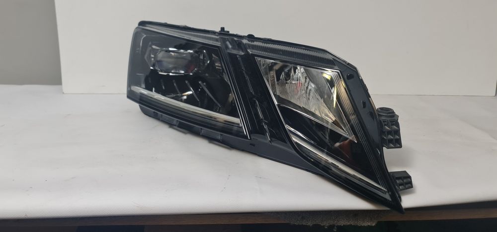 Far dreapta Skoda Octavia 3 Facelift cod : 5E1 941 015 F