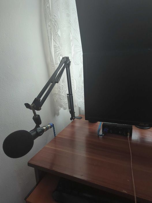 Kit Podcast complet: interfata audio + microfon + stativ + cablu + fethead (1320 ron nou)