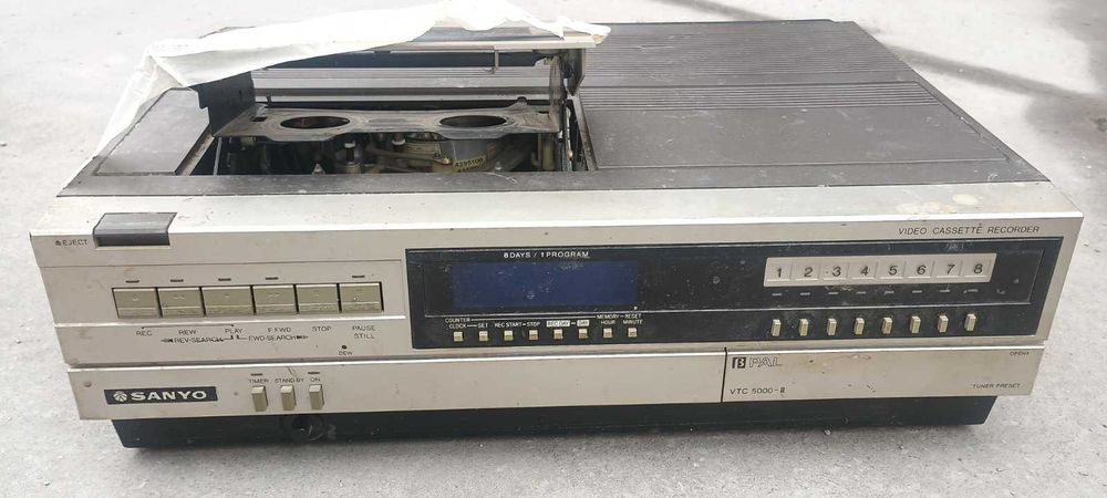 Sony Betamax SL-T7ME + SANYO VTC5000-II video cassette recorder
