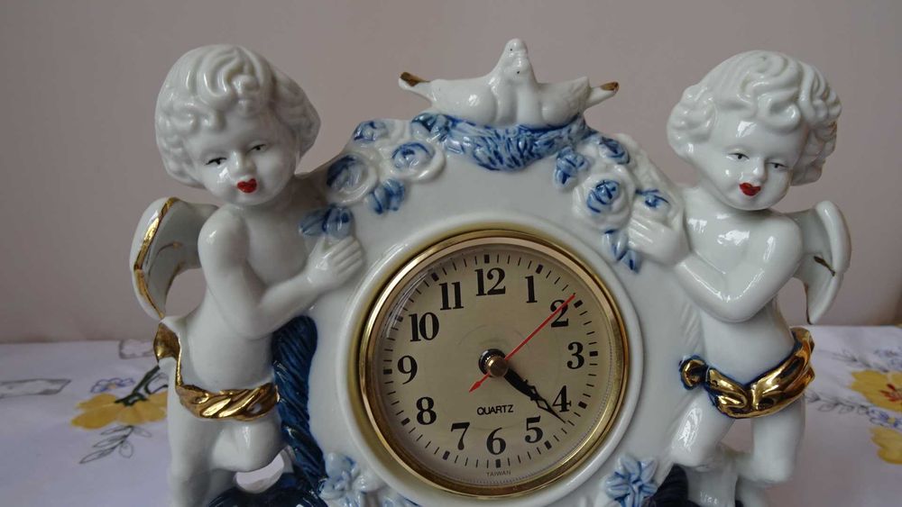 Порцеланов настолен часовник  с херувими и гълъби.