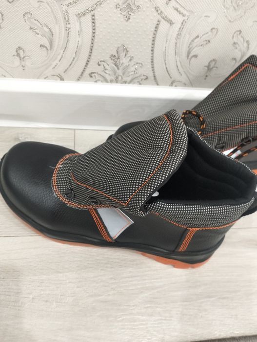 Продам ботинки новый размер 42