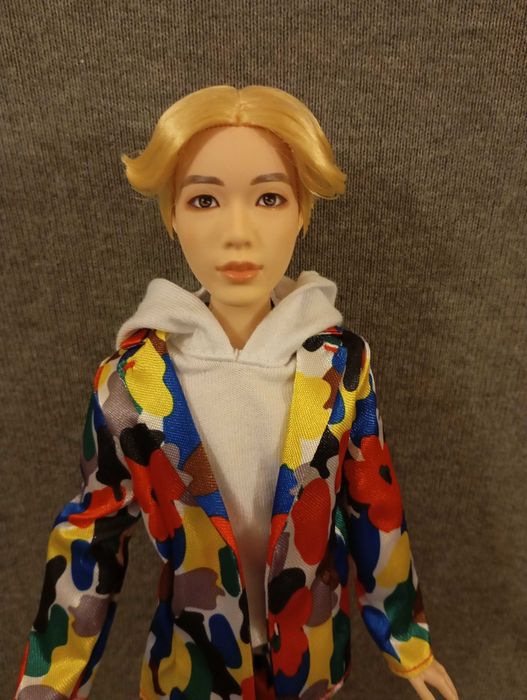 Кукла BTS. И в цветен костюм.