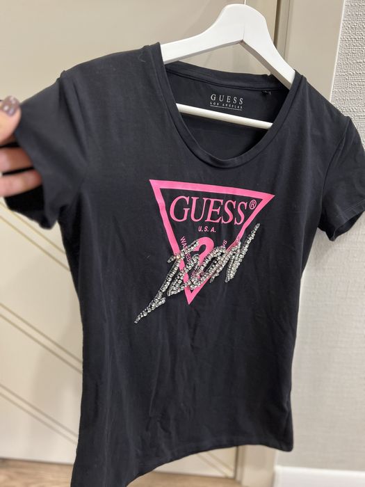 Футболка от бренда Guess