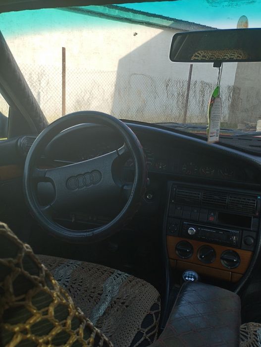 Ауди (100) 2.3  қызыл