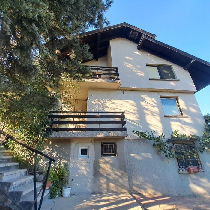 Масивна триетажна къща - село Храбрино