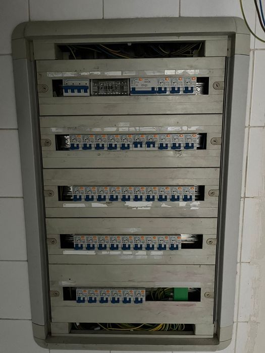 Electrician cu o vasta experiență