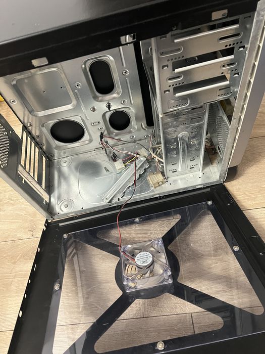 Carcasa PC cu CD Rom si fan inclus