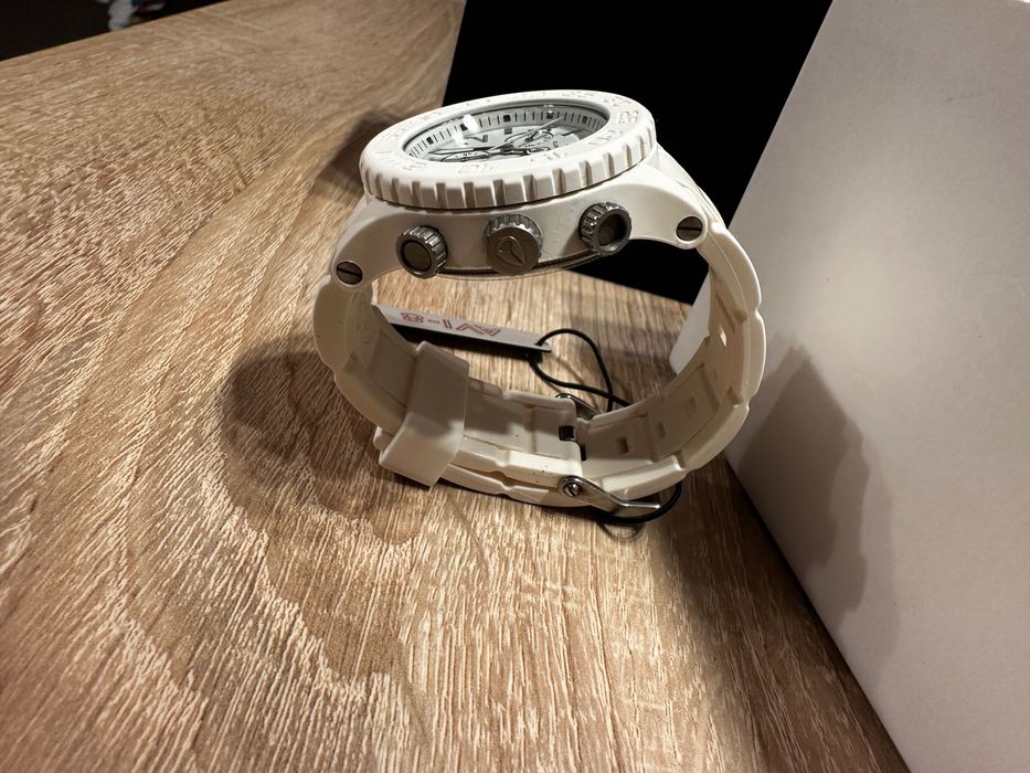 Часовник Nixon 42-20 оригинален чисто нов !