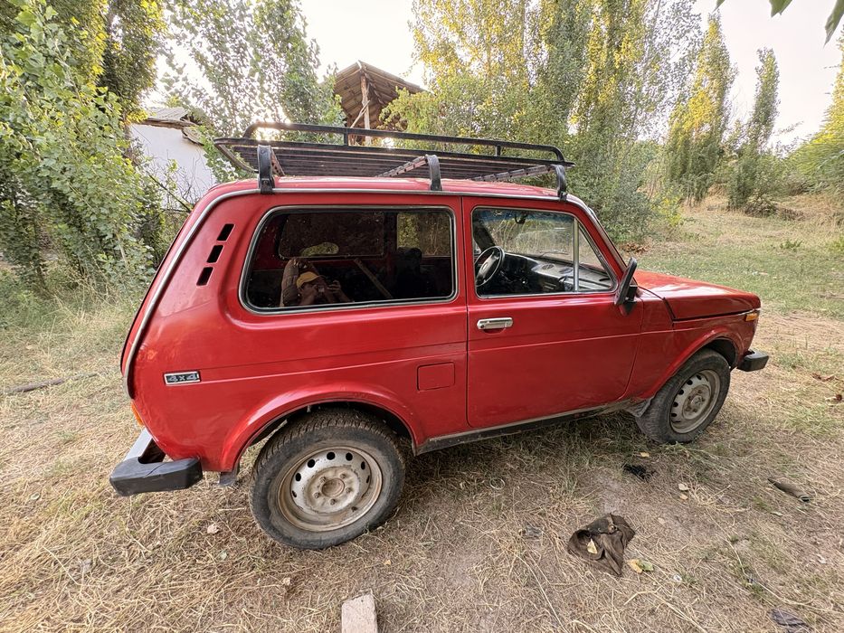 Vaz 2121 Niva srochna sotiladi