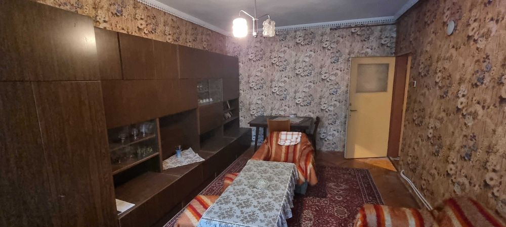 1300-Продава се тристаен тухлен апартамент в центъра на града