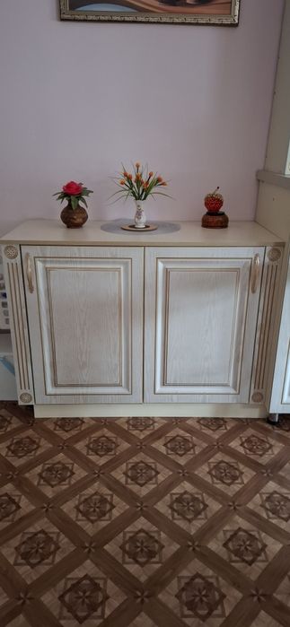 Деревянная тумбочка