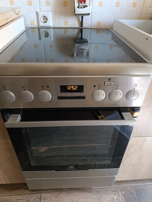 Электроплита с духовкой Electrolux