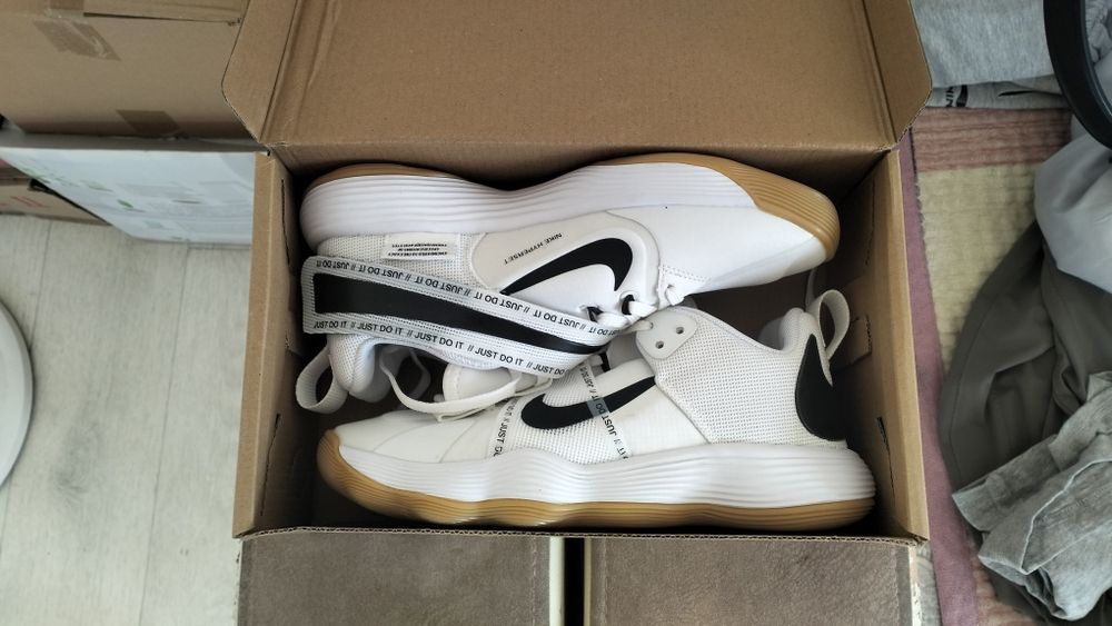 Волейболные кроссовки