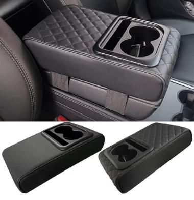 Възглавница за подлакътник на кола с 2 поставки за чаши за напитки.