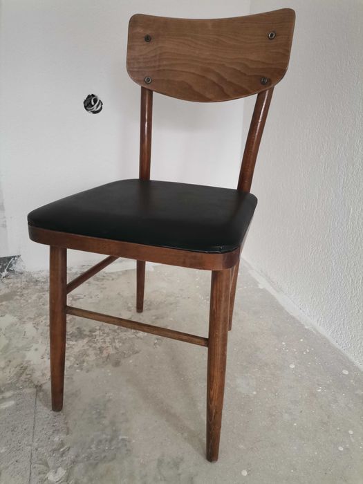 6бр.Столове с черна кожа и дърво.