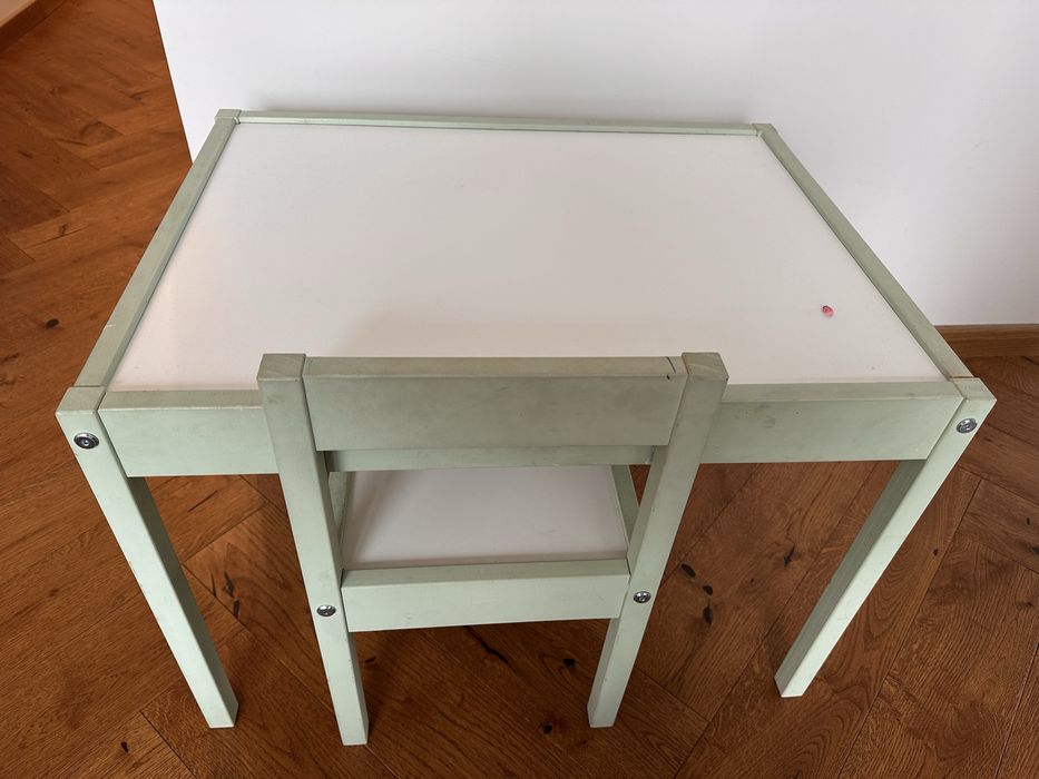 Продавам детски масичка и столче