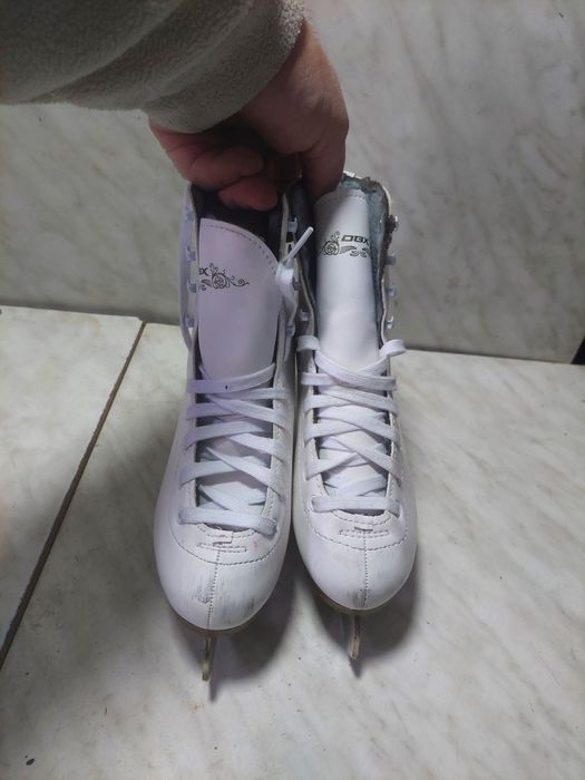 Patine gheata 2 patinaj artistic DBX marime  35-36 ( 22,5 cm)