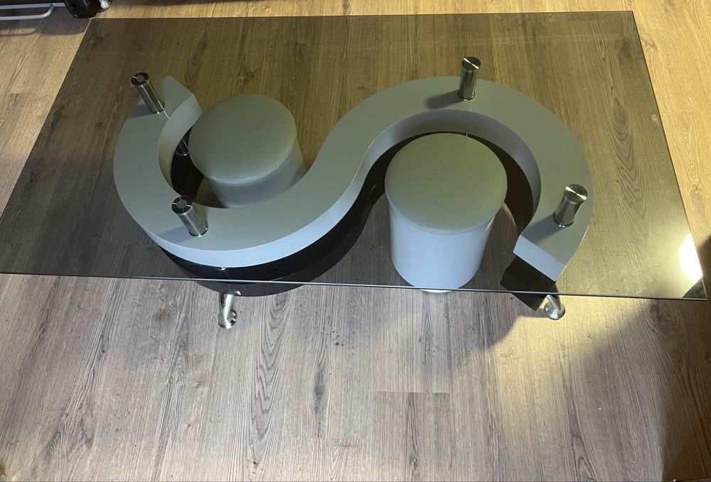 Продавам стъклена маса с две табуретки