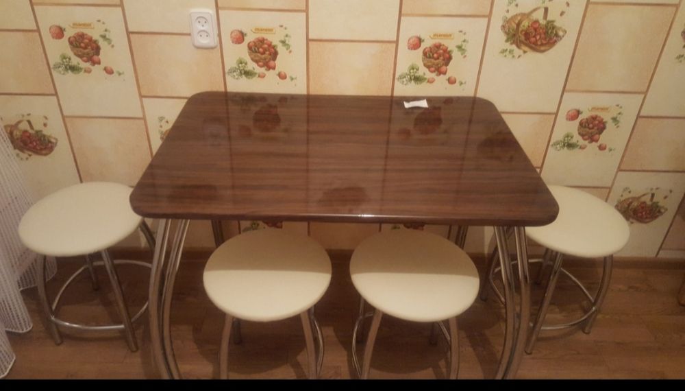 Продам стол и 3 табуретки