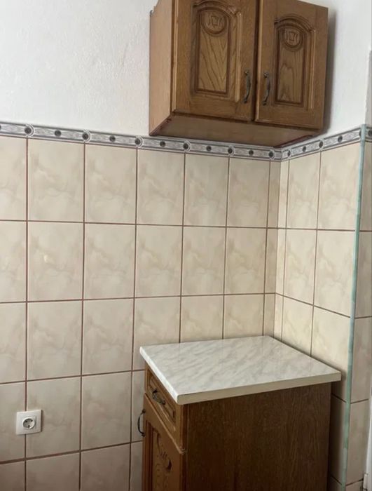 Două corpuri de bucătărie din lemn