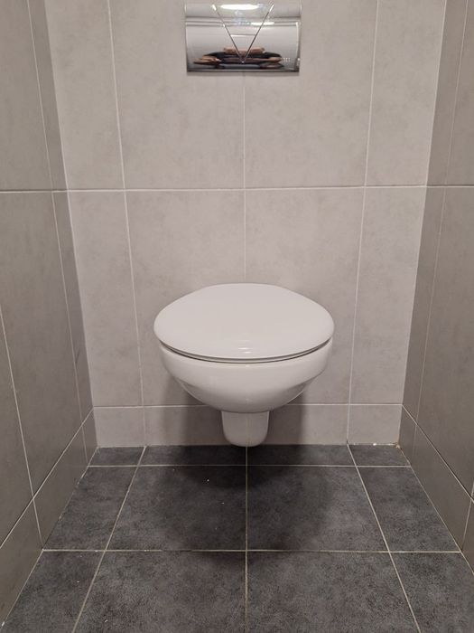 Тоалетни чинии и за вграграждане и писуари и писоари