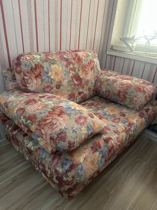 Диван с креслом