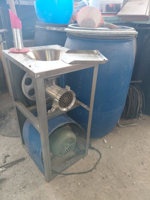 Месомелачка с електромотор и стойка