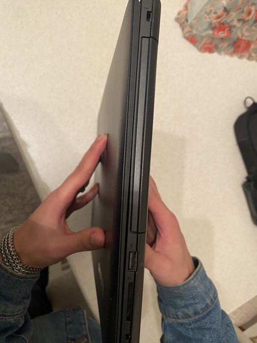 Продаеться ноутбук срочно