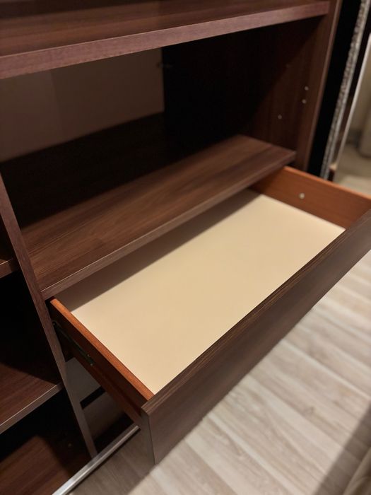 Vând dulap și comodă- ridicare și demontare personală