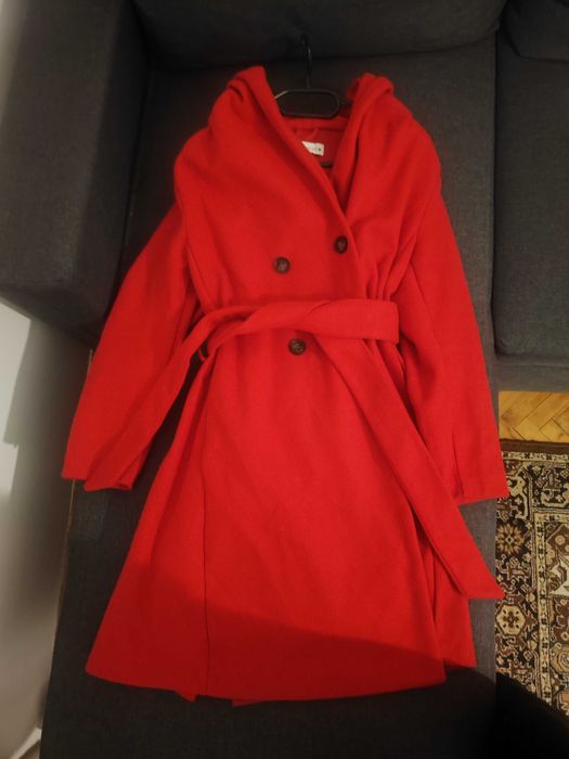 Червено палто с качулка размер m марка zara.