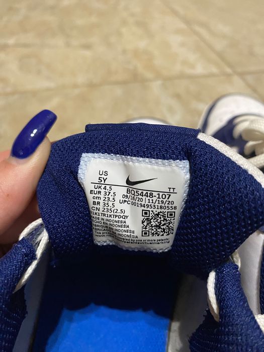Сини Nike обувки
